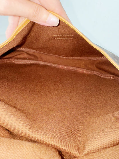 Louis Vuitton Vintage Saumur 30 Shoulder Crossbody Bag