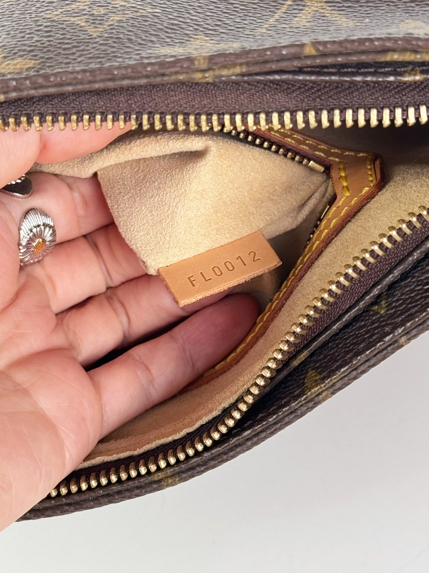 Louis Vuitton Vintage Looping MM Shoulder Bag