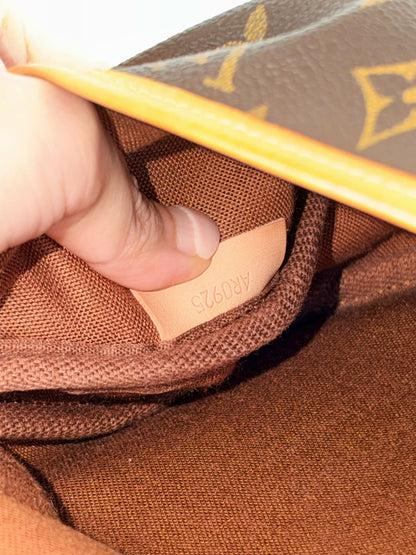 Louis Vuitton Vintage Saumur 30 Shoulder Crossbody Bag